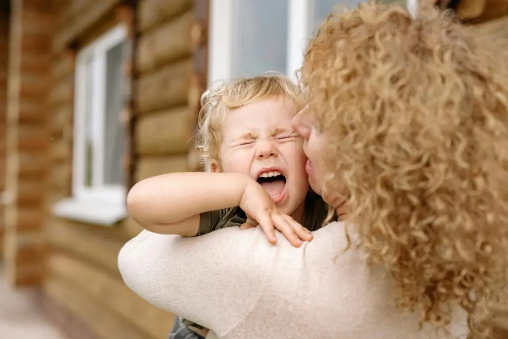 Crises, pleurs, colère : comprendre les besoins cachés de l’enfant Crises, pleurs, colère : comprendre les besoins cachés de l'enfant